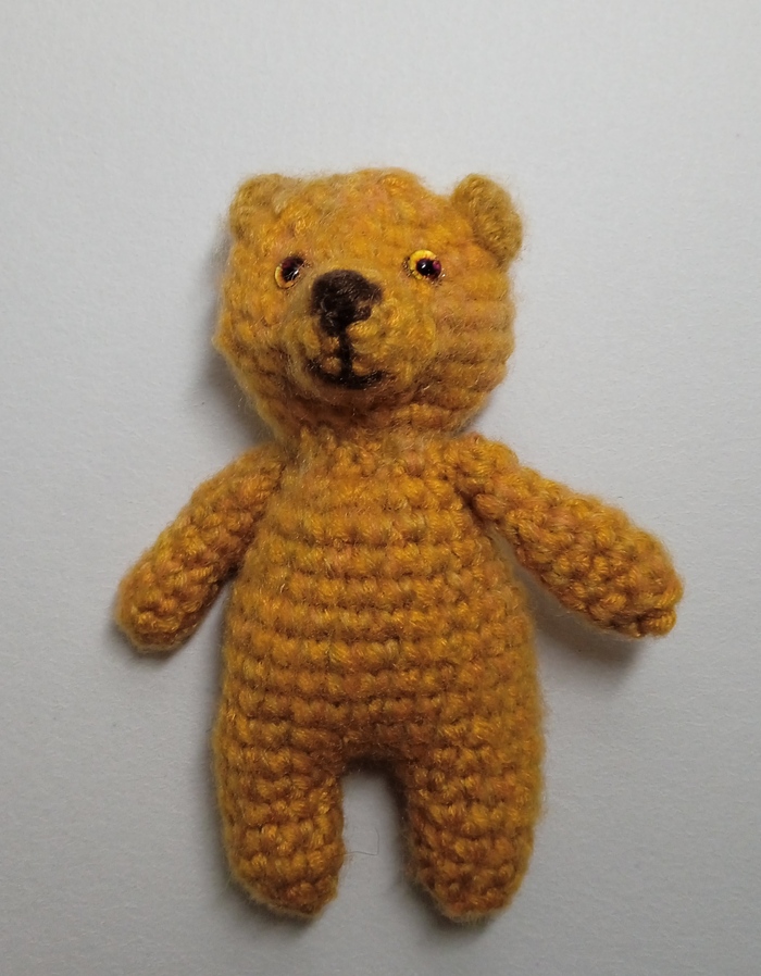 Маленький мишутка, связанный крючком.