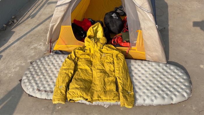 Мятый, пыльный. Почищу уже после Индии, а пока на дне рюкзака в коллекцию. Отработал на все 100! А если учитывать его стоимость просто офигенная вещь!