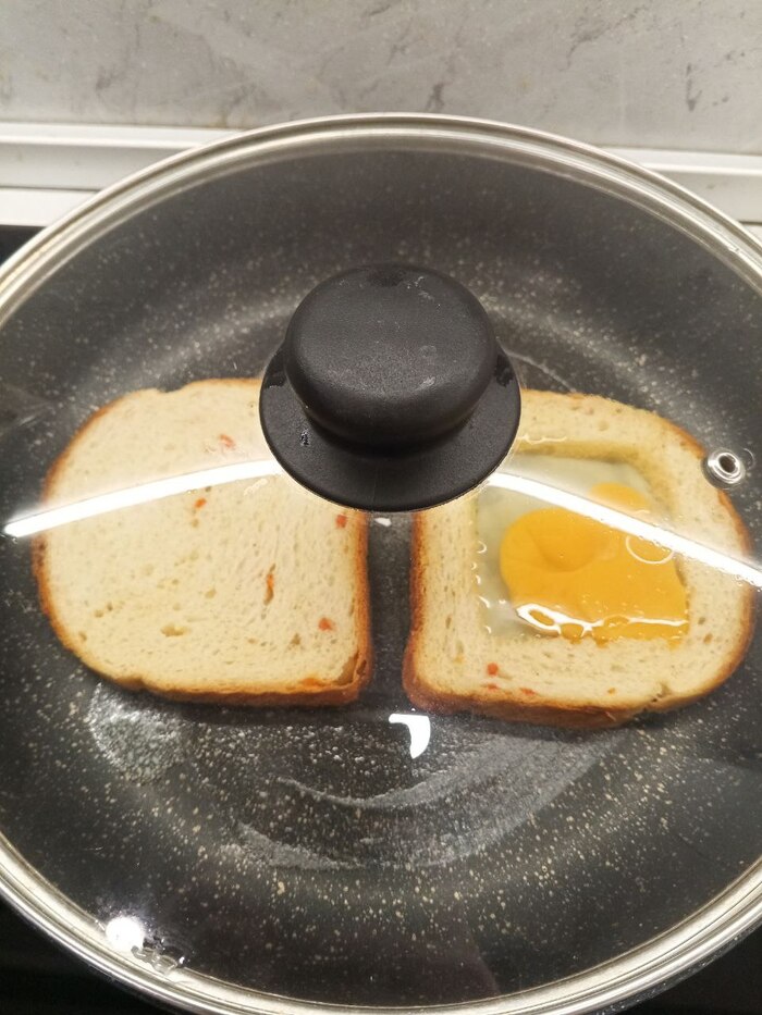 Желток не пожелал остаться целым.