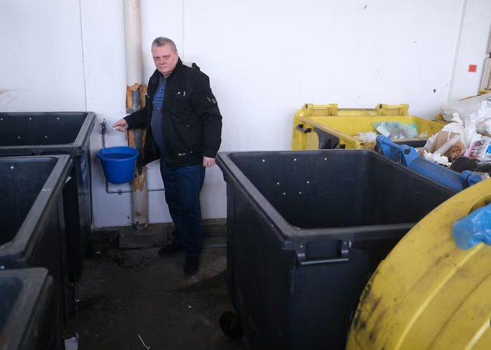 Жильцам дома приходится ходить за водой в мусорную комнату.