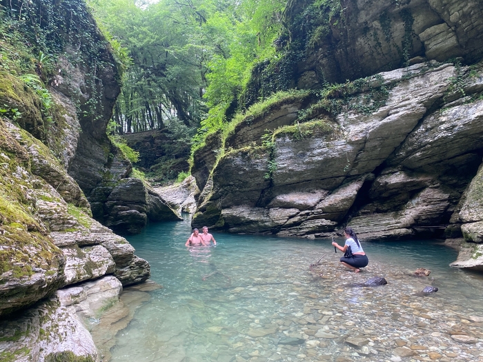 народ вовсю купался