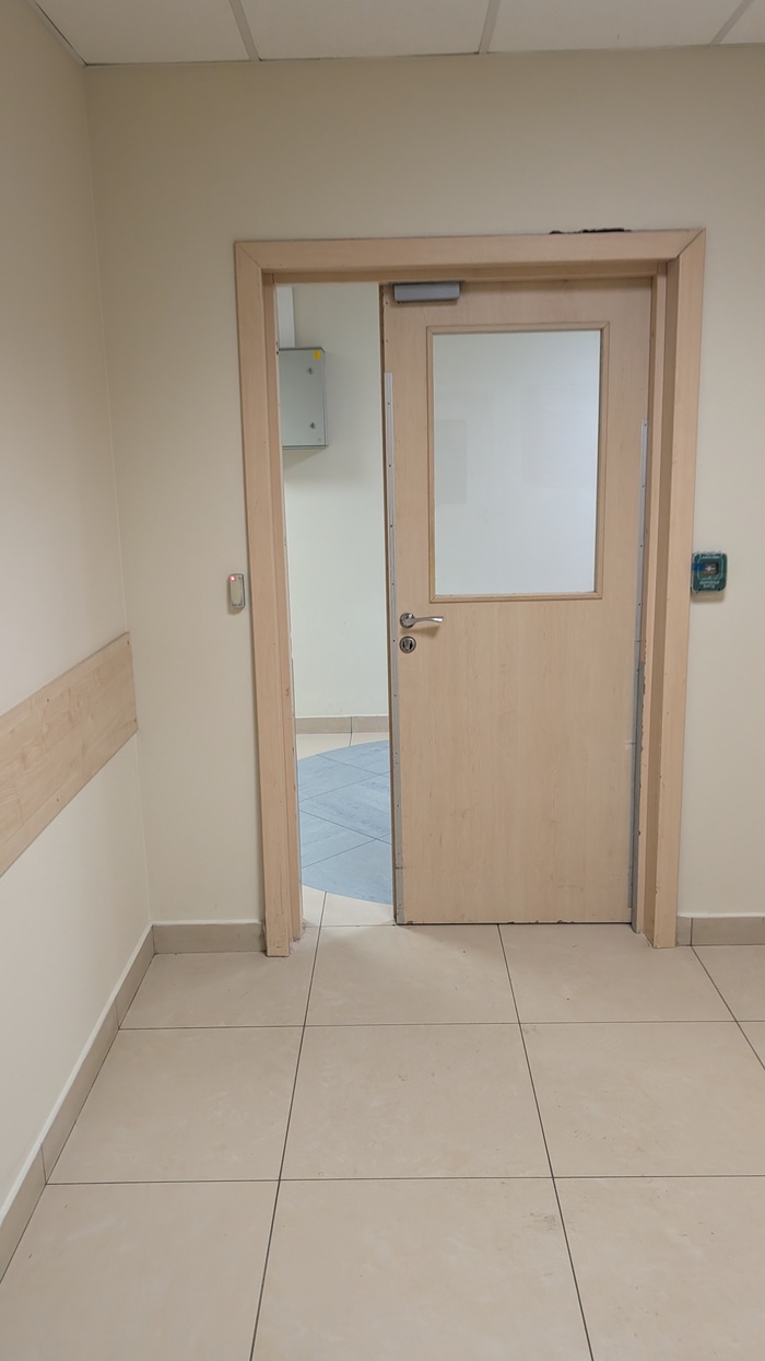 Вот так охраняют выход к автомату с вкусняшками в родильном отделении