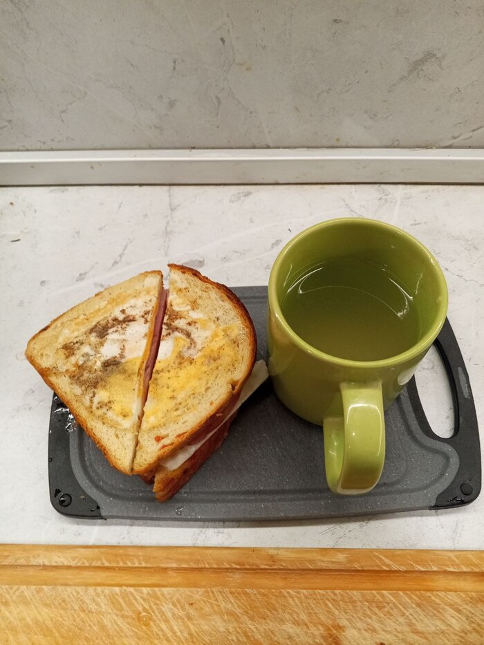 Завтракаем, радуемся, вспоминаем, что сейчас утро и пора на работу, расстраиваемся.