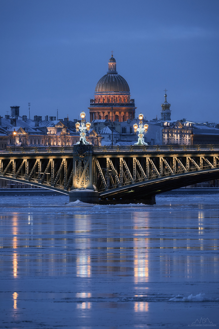 Зимний вид на Исаакиевский собор и Троицкий мост