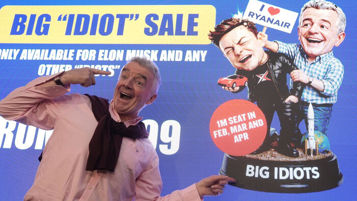 О'Лири, фото с той самой пресс-конференции. Заодно еще и объявили «масковскую распродажу билетов для тупеньких» – по ходу, дед знает толк в щитпост-маркетинге!