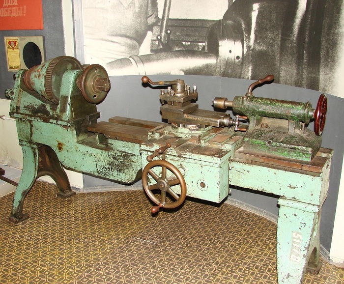 Музейный экспонат Токарный станок. 2011 г.