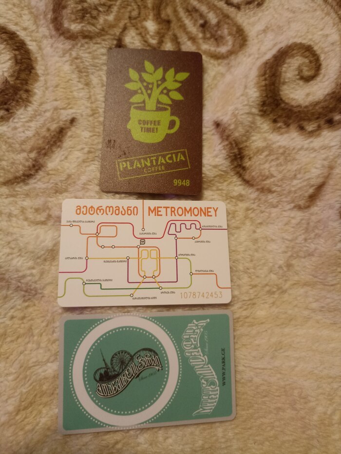 Сверху вниз: карта кофейни из Хабаровска, проездная в метро Тбилиси, карта для парка в Тбилиси.
