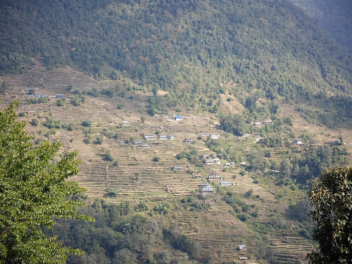 С тропы открывается вид на противоположный склон и многочисленные террасы с домиками. Каждая терраса это огород, где выращивают овощи.