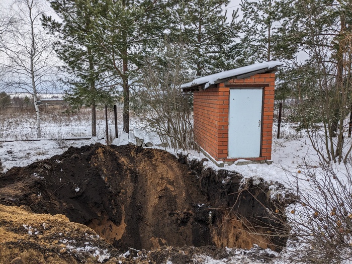 грунт у нас песчаный, края ямы постоянно осыпались, поэтому было опасливо, что туалет сползет прямо в преисподнюю