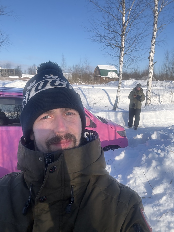 Снега навалило сантиметров 70, при моём росте 187 мне выше колена, копали долго