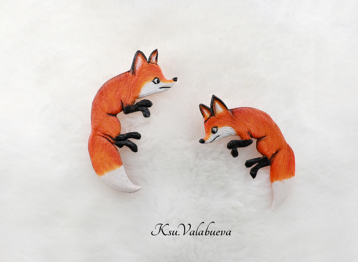Брошки «Мышкующие лисички»