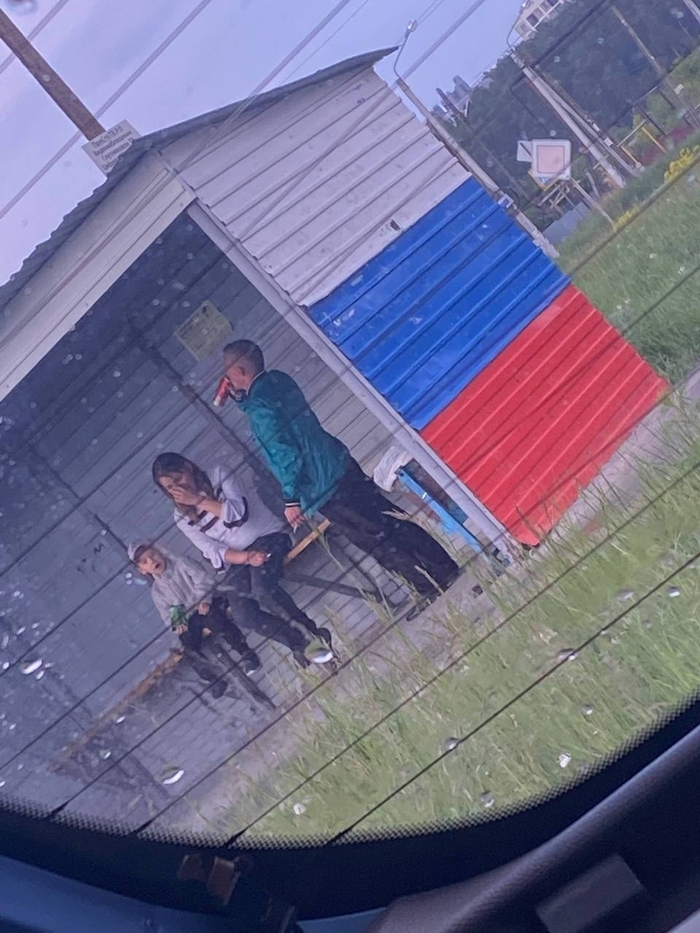 Пацан пока на семках...