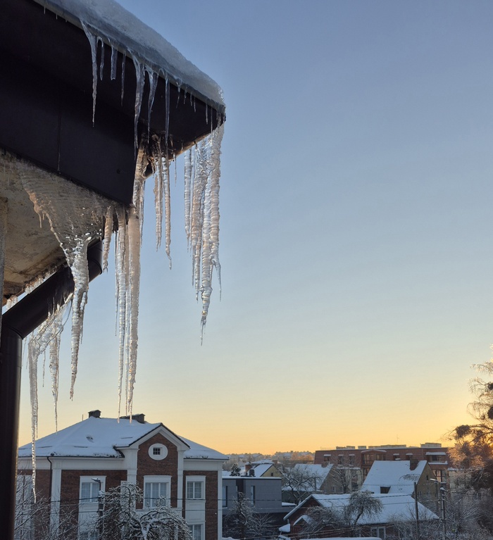 Закат конечно красивый, но сосульки конечно опасные