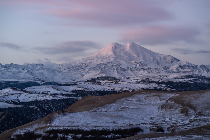 вид на Эльбрус со смотровой на плато Шаджатмаз