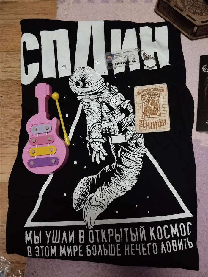 Музыкальный инструмент для моей 10-месячной дочки, футболочка, именной магнитик и брелок.