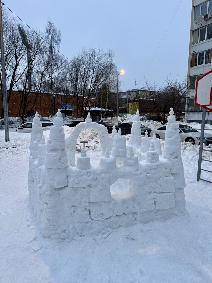 Построили с детьми крепость во дворе. Обидно, что столько липкого снега, а дети перестали гулять