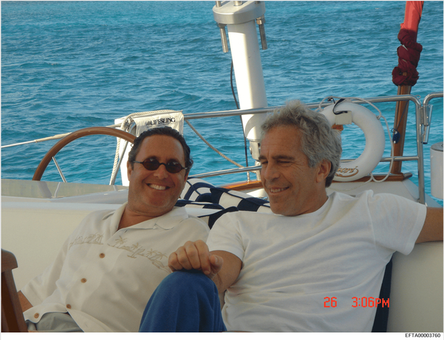 У мужика реально больше фоточек, чем в некоторых запретограммах. Но страшные мы вам не дадим, у вас документов нет.