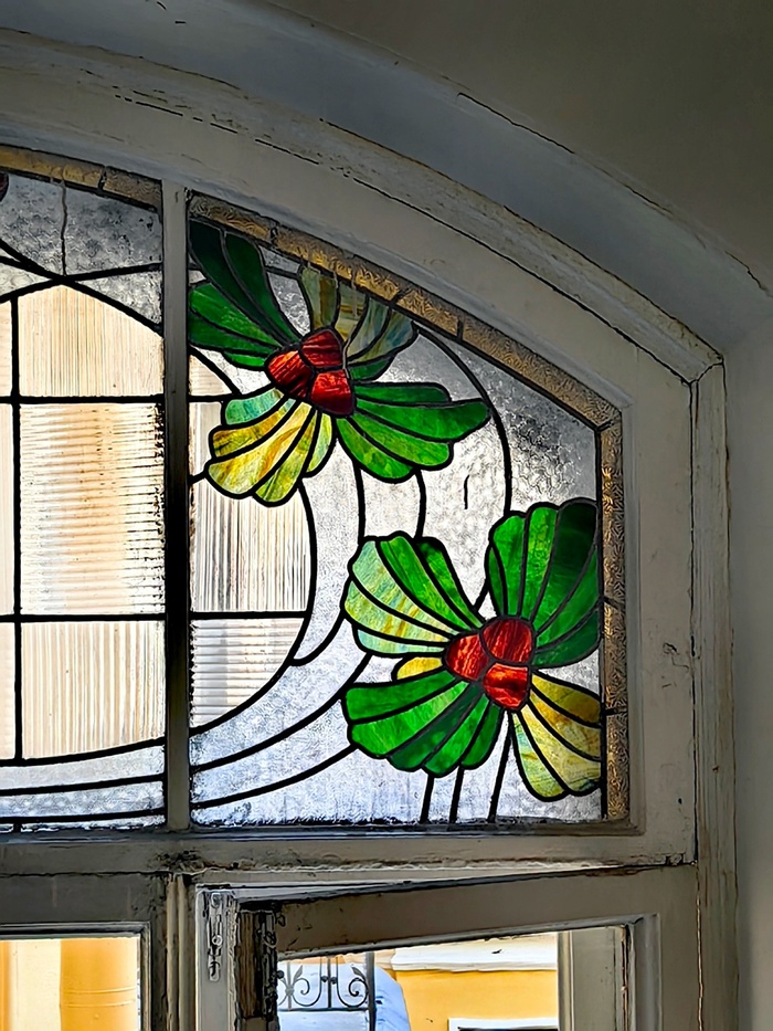 Фрагмент витража с орешником. Фото А. Шаталкина.