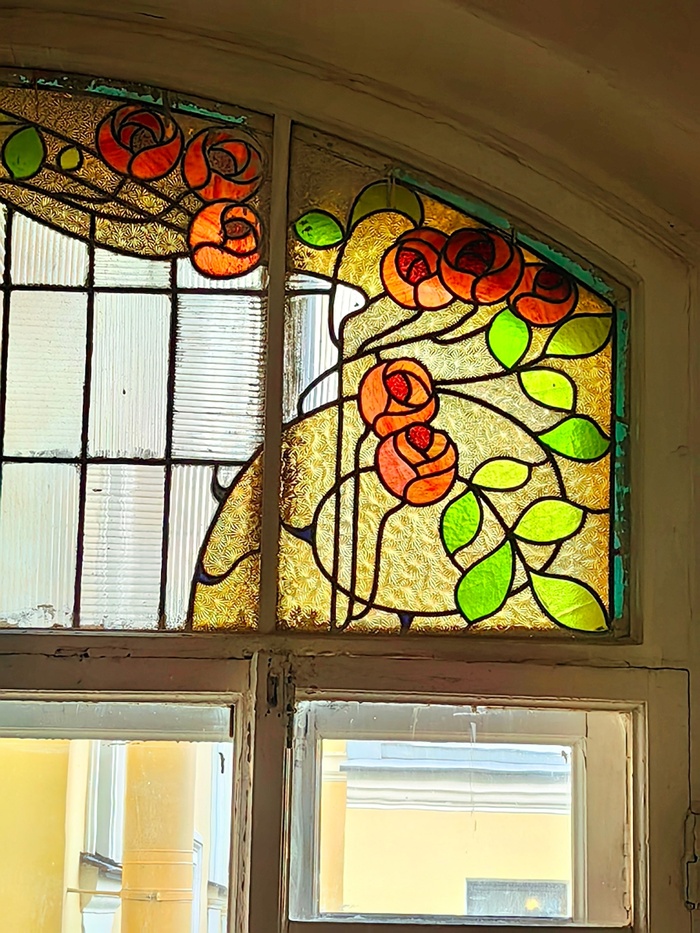 Фрагмент витража с розами. Фото А. Шаталкина.