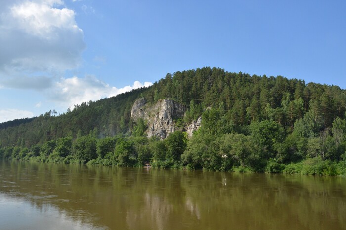 Так камень Ермак выглядит с реки. Слева сам Ермак, правее - Ермачиха, а самая правая скалка называется Ермачок. Фото сделано гораздо позже, фотографии из той поездки очень убитые.