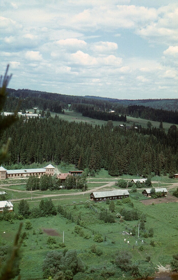 Предуралье - полевая база Пермского университета. В здании с башенками, прозванном "Пентагон" проходила и моя практика по геофизике, а жили мы в длинном доме. что стоит на переднем плане.