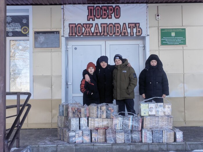 Местные герои на разгрузке библиотеки