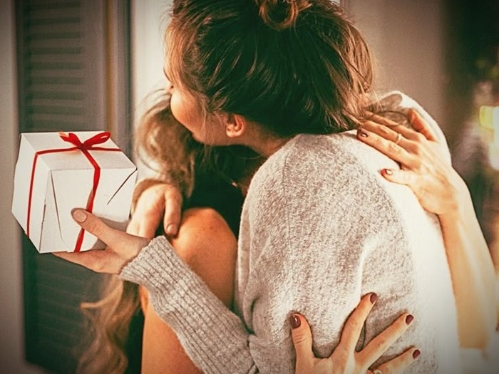 Разные реакции на один и тот же подарок: что российский и британский этикет говорят о том, как выражать благодарность