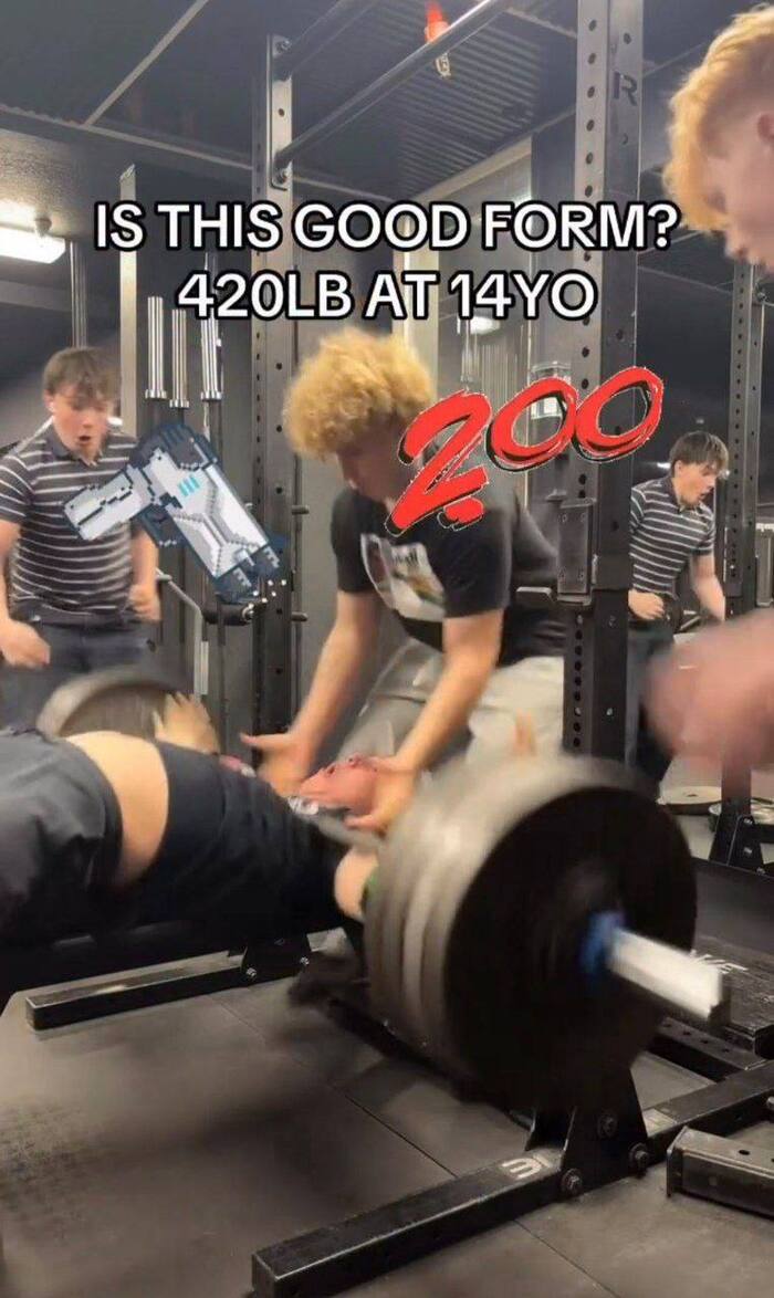 200-килограммовая штанга упала на 14-летнего парня в США