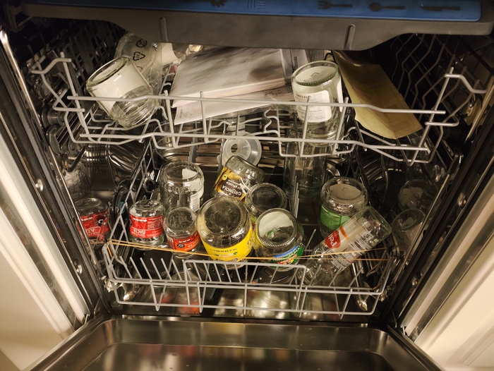 Удобный шкафчик для хранения банок