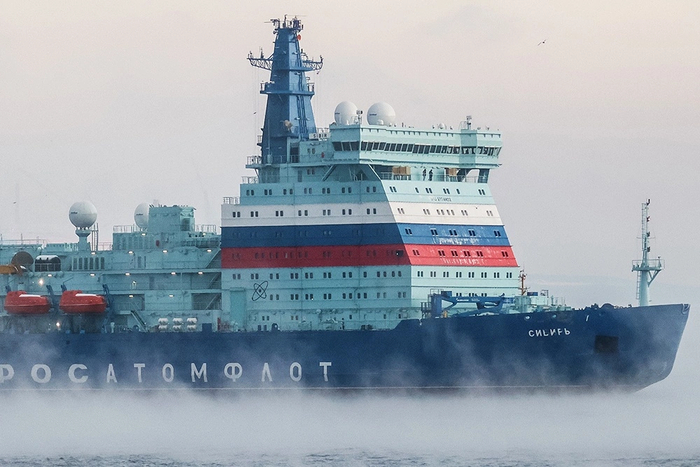 Финляндия "разрешила" российским ледоколам вызволить свои корабли из ледяного плена