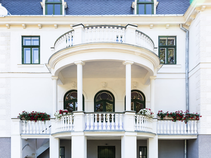 Несколько исторических окон и не менее исторический балкон.