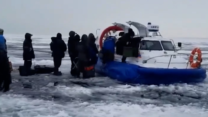 Сотрудники управления МЧС по Санкт-Петербургу доставили на берег 230 му... рыбаков