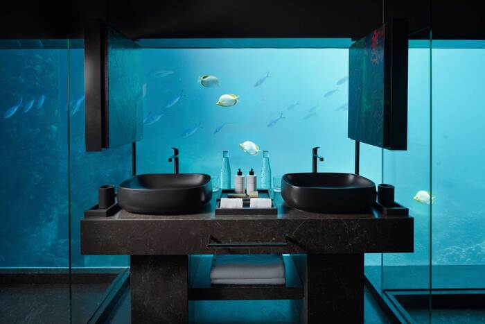 Ванная комната с панорамным окном и видом на Индийский океан поражает воображение с точки зрения строительных технологий и того, на что способен человек.