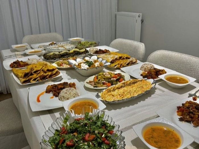 Что сказать гостю, если вы устали, а он не спешит собираться домой