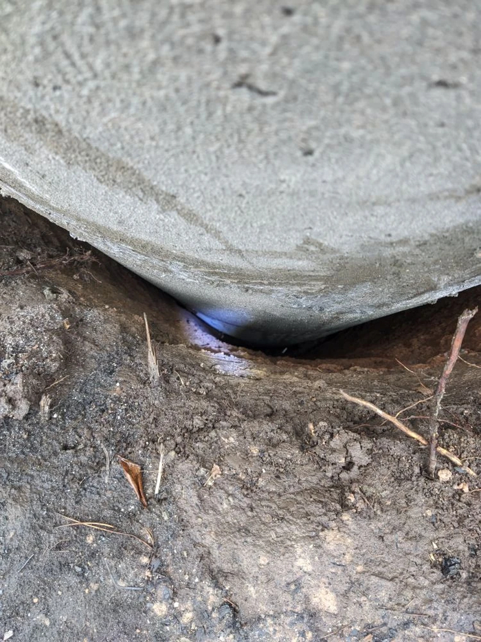 На дне обманчиво блестит вода.