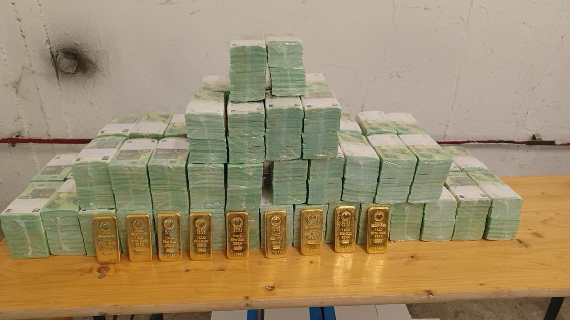 A former Ukrainian general was detained in Hungary with a large shipment of currency and gold. - Politics, Hungary, NATO, Риа Новости, Kiev, Corruption, Longpost, Laundering of money, Smuggling, Detention, OschadBank