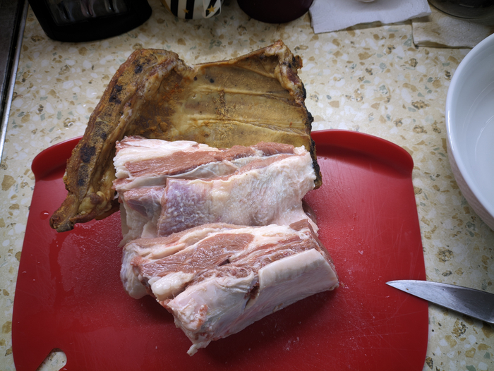 грудинка говяжья ~800гр. и копчёные свиные рёбрышки 350 гр. (не самые удачные, ну да похуй- они нам нужны для массовки/аромата копчушки).