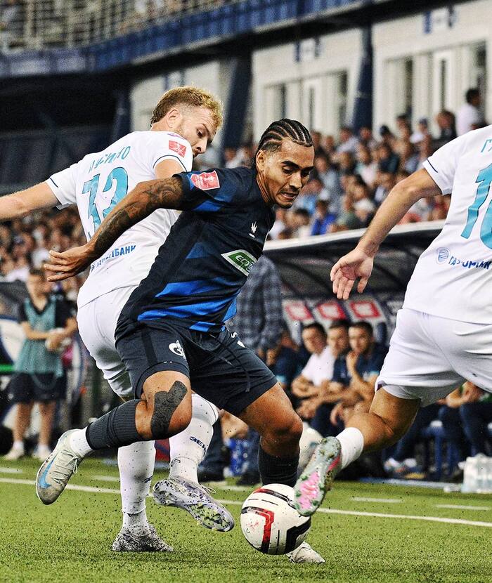 «Оренбург» обыграл «Зенит» в снежном дерби 8 марта