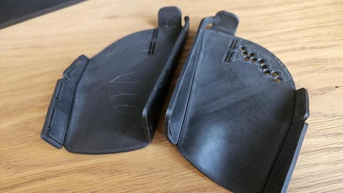 слева первая тестовая версия, еще без вентиляции, без соеденения боковой и передней стенок, немного недоработанные вырезы под крепление ремешков.