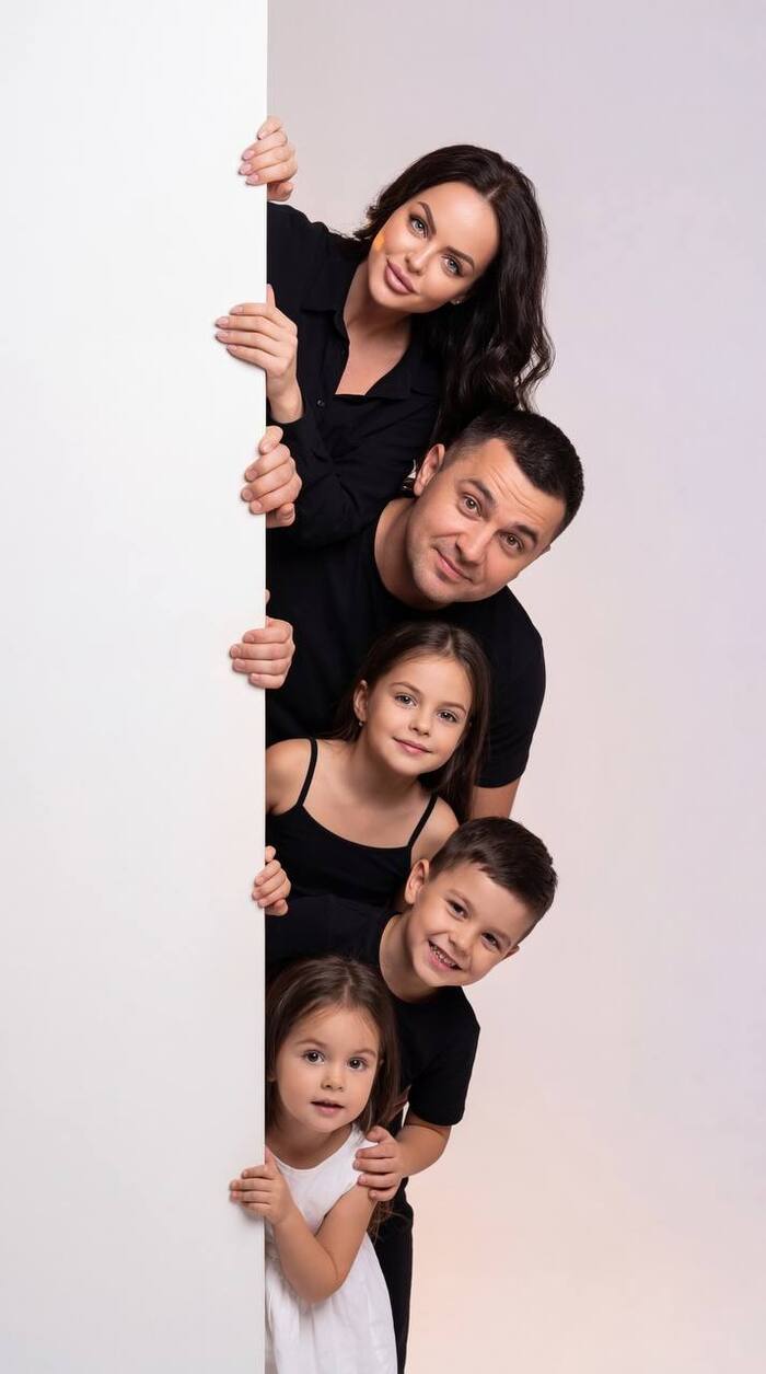 Семейное фото нейросеть - 5 человек