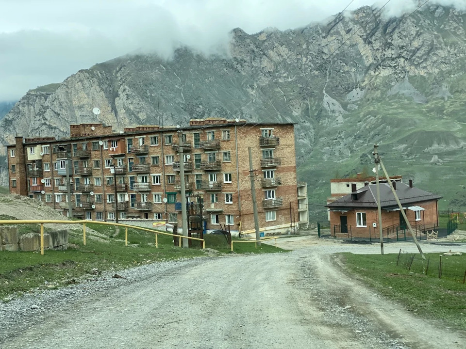 Село Кармадон состоящее из одной пятиэтажки⁠