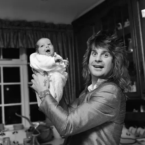На фото Оззи Осборн с сыном Джеком, 1985 год