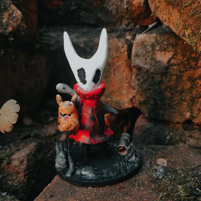 Материалы: полимерная глина Fimo. Краски: матовый акрил «Малевич» и фломастеры. Высота: 9 см