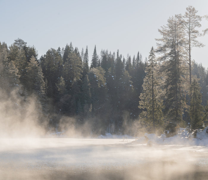 Живописно парит теплое озеро