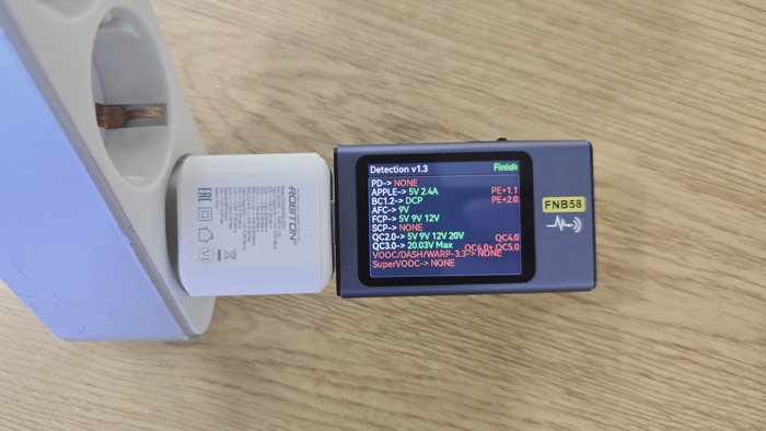 ����� �������� �������� Robiton CHARGER35-UC � ��������, ������� �� ���������� 35 �� �� ������� ������