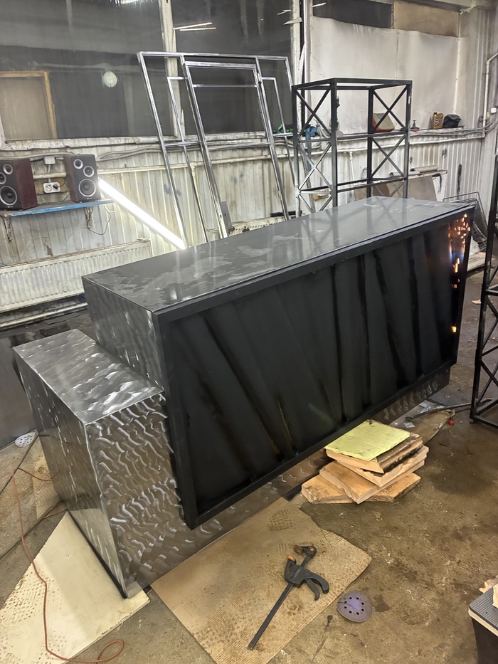 Полностью стальная стойка ресепшен