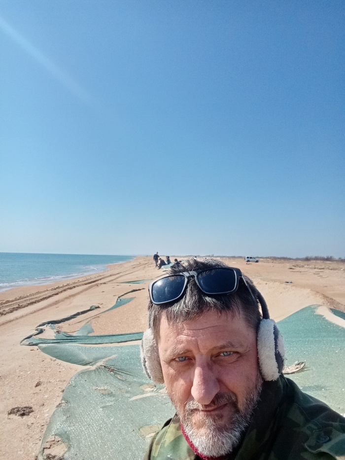 наушники чтоб ветер ушки не продул. тепло но ветренно.