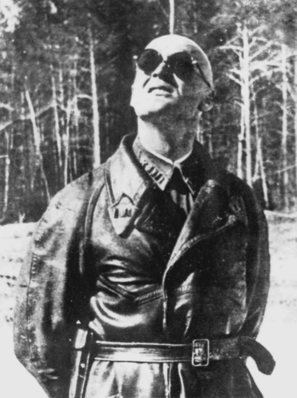 Командир 402-го истребительного авиаполка подполковник Петр Михайлович Стефановский наблюдает за полетами в солнцезащитных очках.