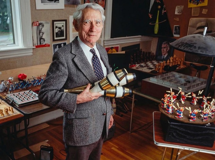 <a href="https://spectrum.ieee.org/claude-shannon-tinkerer-prankster-and-father-of-information-theory" target="_blank" rel="nofollow noopener">�������� ����</a>