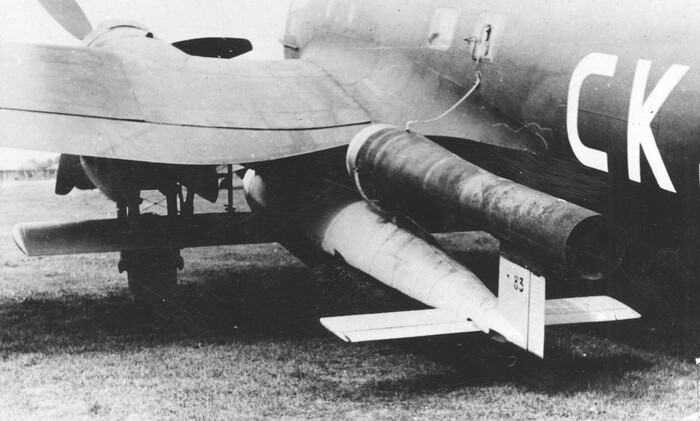 1944.08.01 III. Reich, Peenemünde, V-Waffen, �He 111 H-16� with a flying bomb �V-1� (�Fieseler Fi103�)